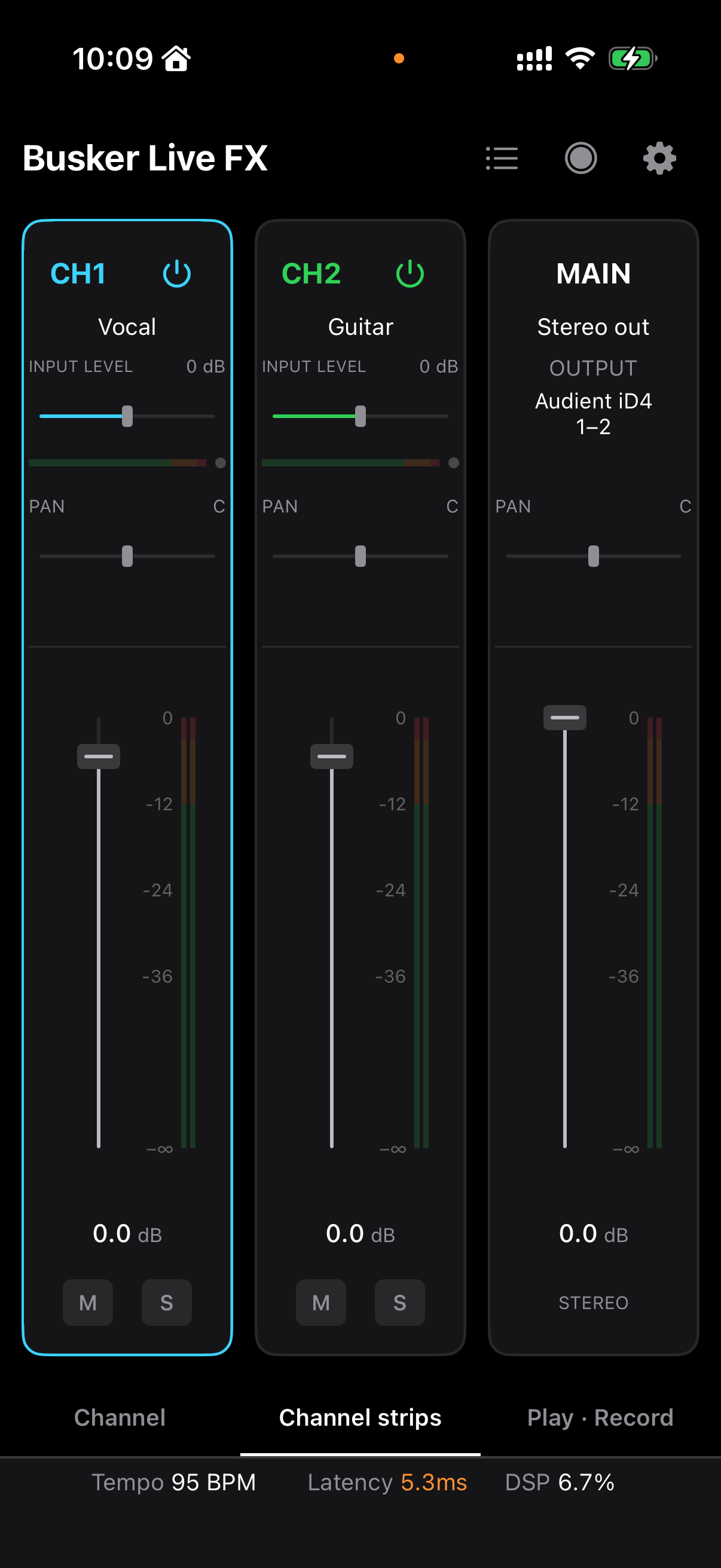 iPhone — CH1 Vocal·CH2 Guitar·Main 스트립과 입력·출력 레벨 미터